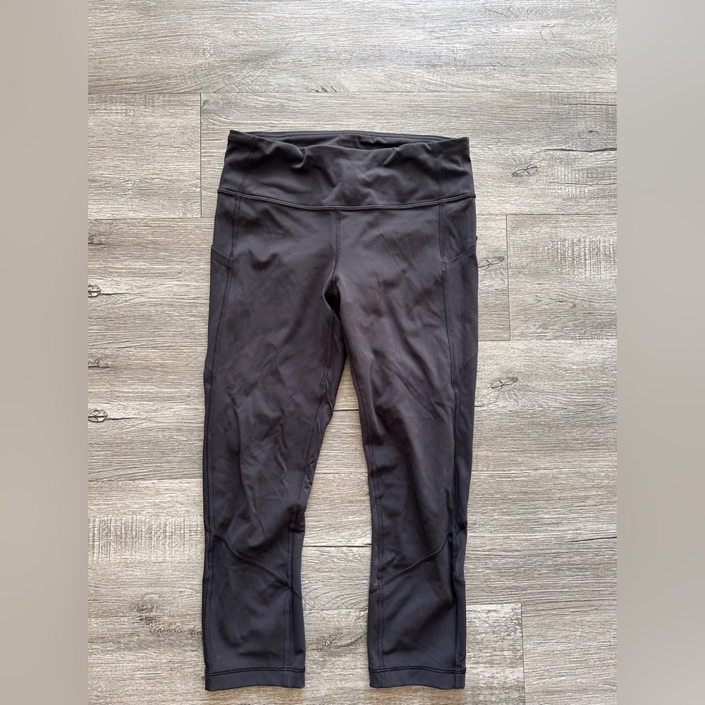 Lululemon leggings in black. Cropped with pockets.
